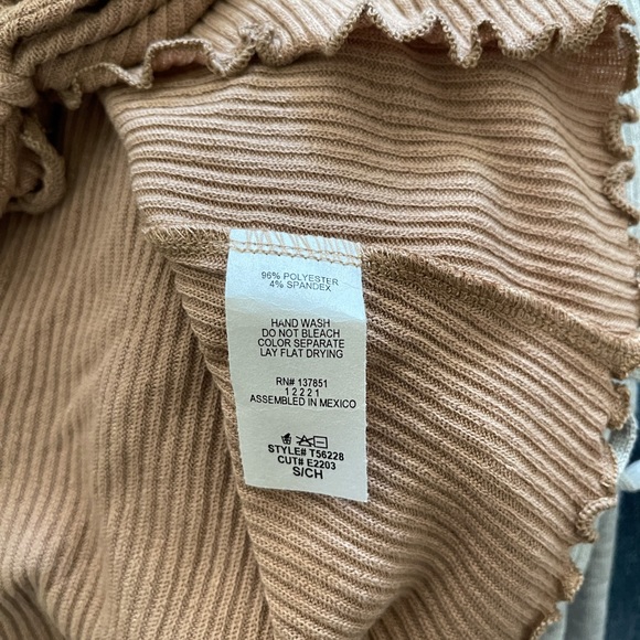 Live In The Moment Ribbed Keyhole Tank - Picture 4 of 4